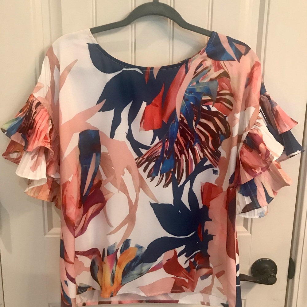 Size M like new ruffle sleeve top.